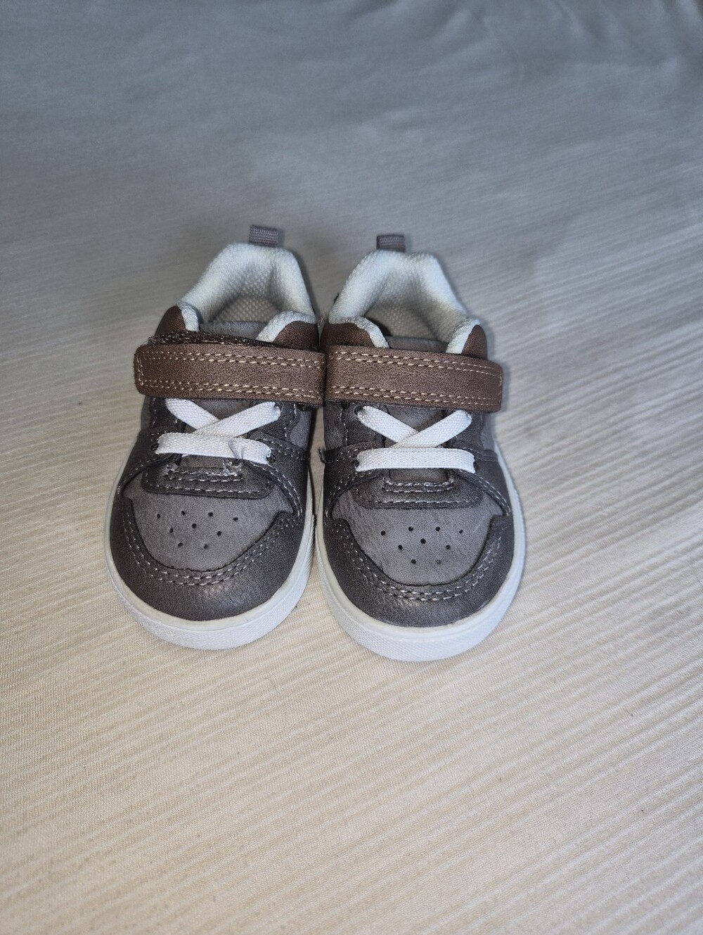 OshKosh B'gosh Gray Velcro Shoes - Kids Size 4 - Great Condition